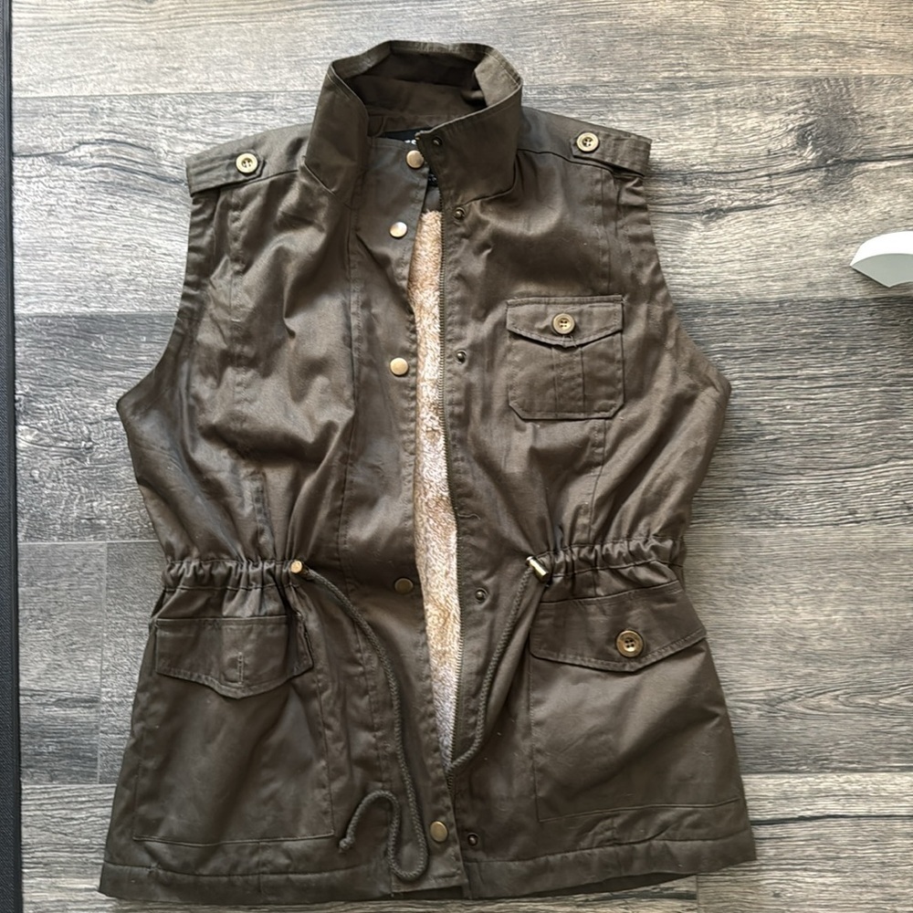 Women’s Olive Green Utility Cargo Vest Faux Fur lining  Size M